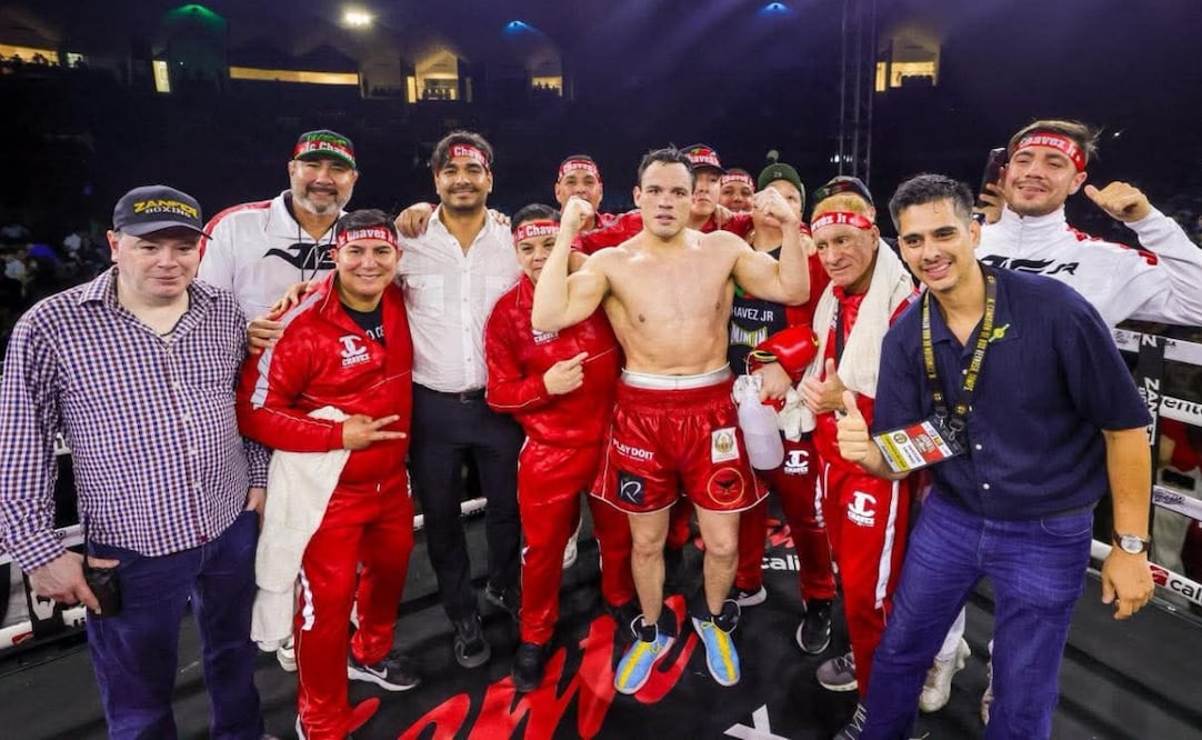 Alcalde de Tamaulipas, Carlos Peña, felicita a Julio César Chávez Jr. por su victoria. Foto: especial
