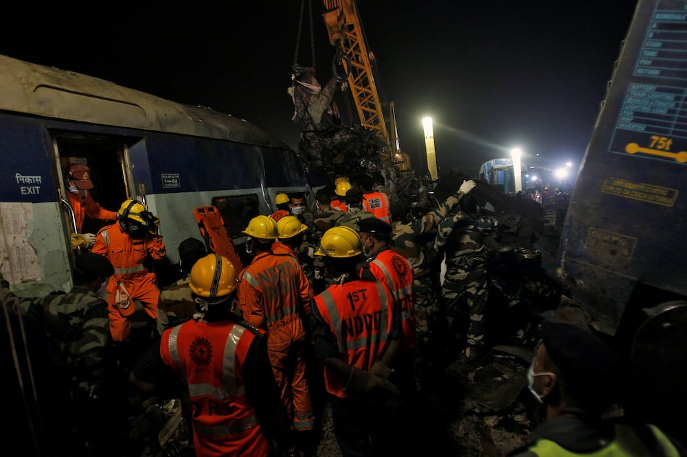 Hasta el momento el descarrilamiento de tren en India dejó 115 muertos y cerca de 150 personas heridas (Reuters)