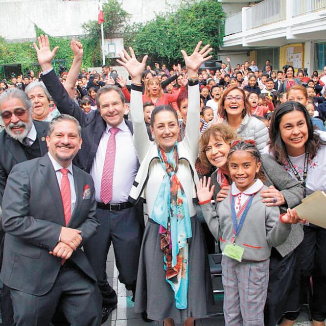 En una primaria ubicada en la calle República de Bolivia en el Centro, la mandataria capitalina, Claudia Sheinbaum, anunció que se mantendrá el uniforme escolar en los planteles, pero los niños decidirán si usan falda o pantalón.FOTOS: VICTORIA VALTIERRA