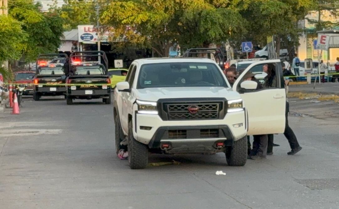 Camioneta Nissan Frontier abandonada con manchas de sangre en municipio de Mocorito, tras violento secuestro en Culiacán. Foto: Cortesía