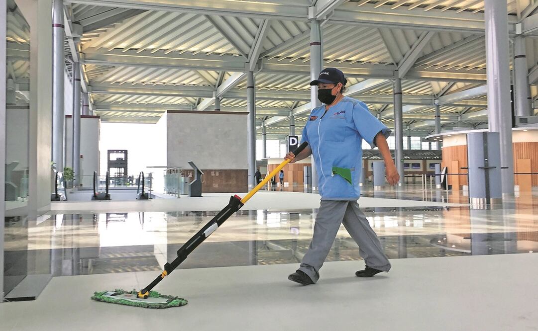 Ayer, en un recorrido por el AIFA, se observó a personal de la empresa Ecodeli Industrial realizando labores de mantenimiento. Foto: Berenice Fregoso. EL UNIVERSAL