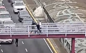 Rescatan a joven que intentaba arrojarse de un puente en la alcaldía Benito Juárez; Policías de la SSC evitaron que atentara contra su vida