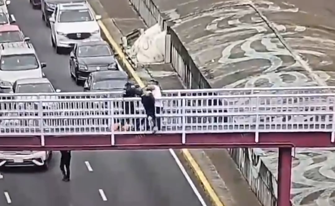 Policías de la SSC rescatan a joven que intentaba arrojarse de un puente en la alcaldía BJ; uniformados evitaron que atentara contra su vida. Foto: Captura de pantalla