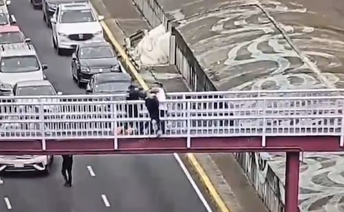 Rescatan a joven que intentaba arrojarse de un puente en la alcaldía Benito Juárez; Policías de la SSC evitaron que atentara contra su vida