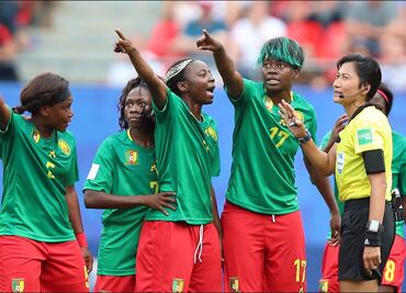 Inglaterra elimina a Camerún con polémico uso del VAR