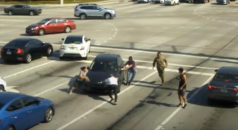 Extraños se unen para salvar a conductora de tener un accidente mortal