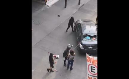 Video. "Somos peores", encapuchadas atacan auto con mujer a bordo en calles del centro de la CDMX