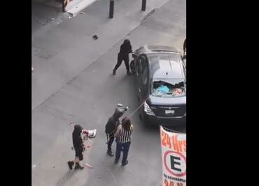 Video. "Somos peores", encapuchadas atacan auto con mujer a bordo en calles del centro de la CDMX