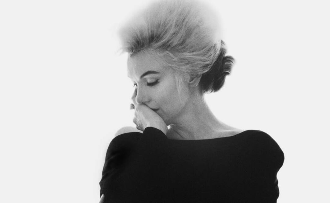 Monroe aparece retratada tanto en blanco y negro como en color, personificando al mismo tiempo la elegancia con un vestido negro. (FOTOS: EFE)