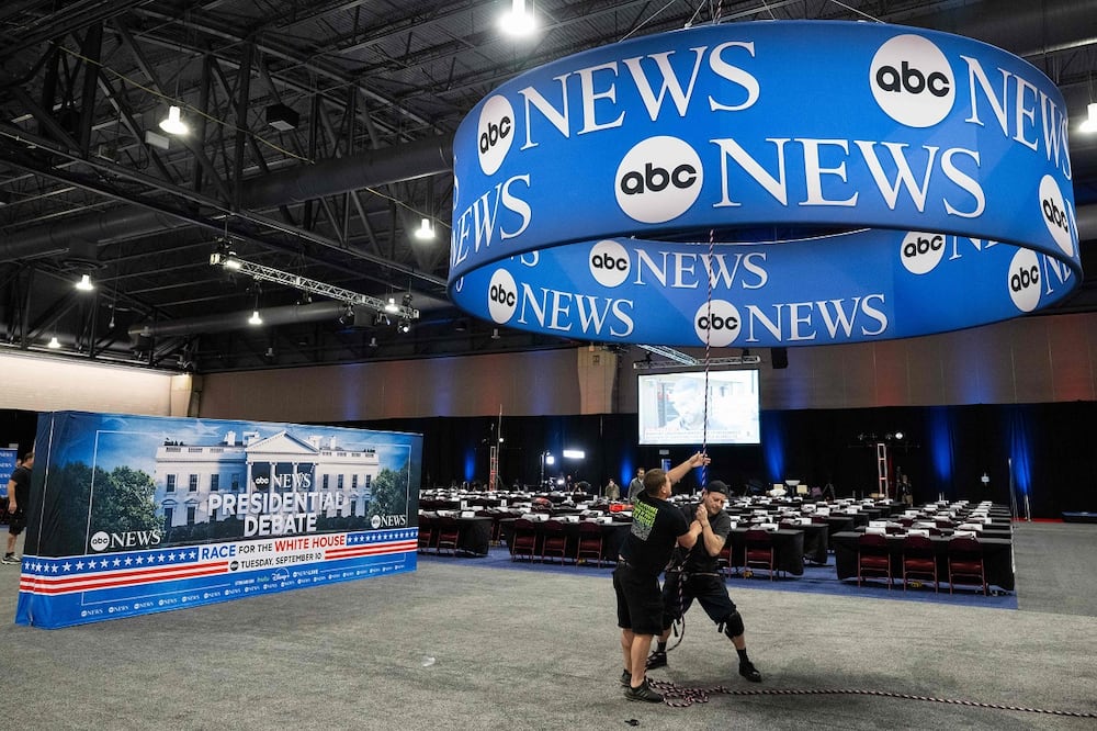 Trabajadores terminan los preparativos para el debate en ABC News entre Donald Trump y Kamala Harris, en septiembre de 2024 en Pennsylvania. FOTO: SAUL LOEB. AFP