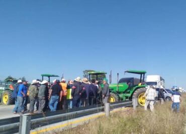 Campesinos de Tlaxcala mantienen bloqueos carreteros y en vías férreas; demandan subsidios al campo local