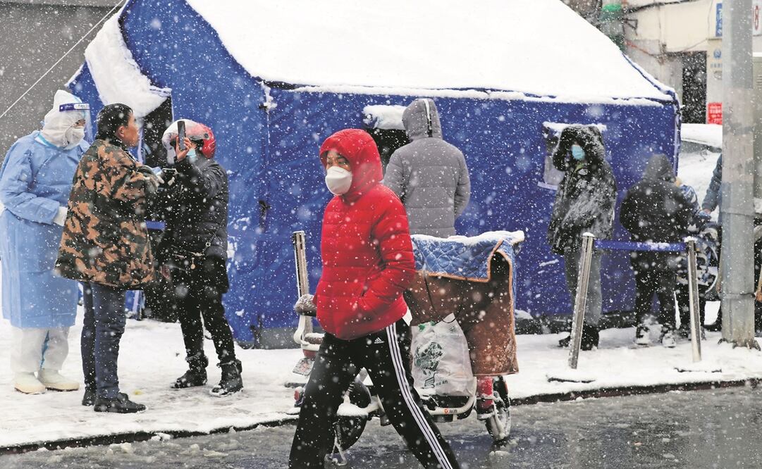 Residentes se hacen la prueba para detectar Covid-19 en Changchun, en la provincia de Jilin; se han registrado más de 3 mil contagios diarios en esta localidad. Foto: AP