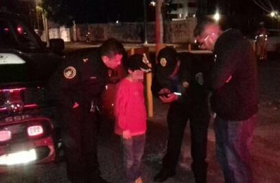 A un día de Navidad, policías llevan a niño perdido con su familia