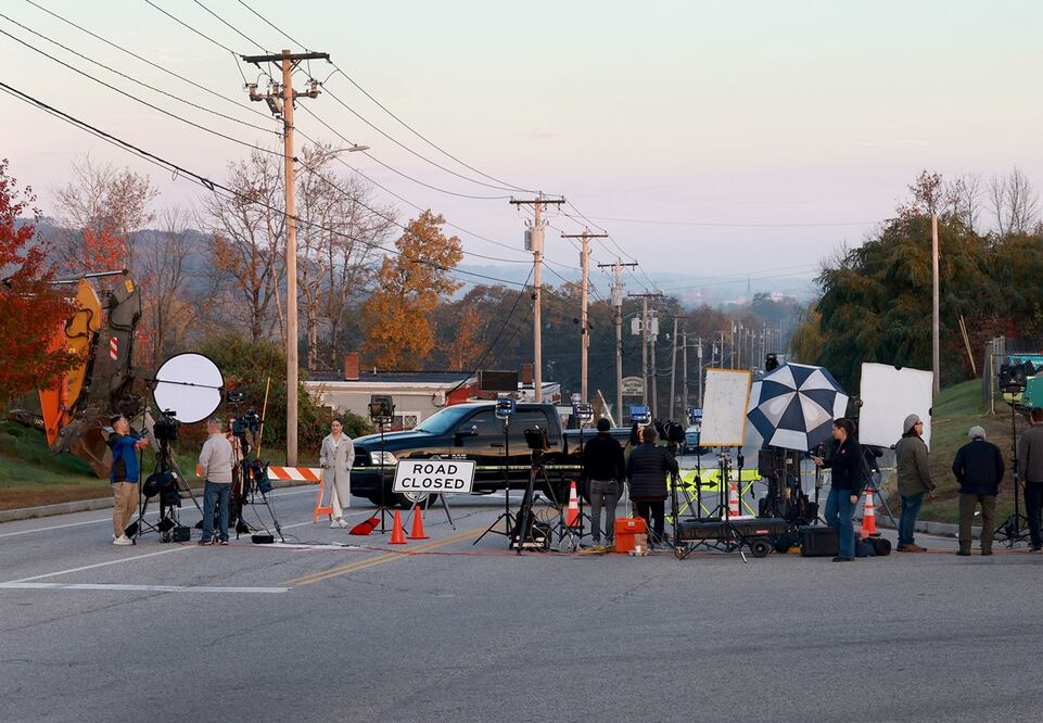 Miembros de los medios se encuentran cerca del Schemengees Bar, donde tuvo lugar uno de los dos tiroteos masivos el 27 de octubre de 2023 en Lewiston, Maine. Foto: AFP
