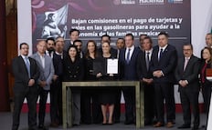 Sheinbaum anuncia acuerdo con bancos; van por reducir comisiones en pago de gasolina