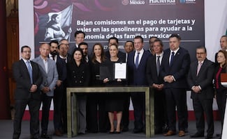 Sheinbaum anuncia acuerdo con bancos; van por reducir comisiones en pago de gasolina