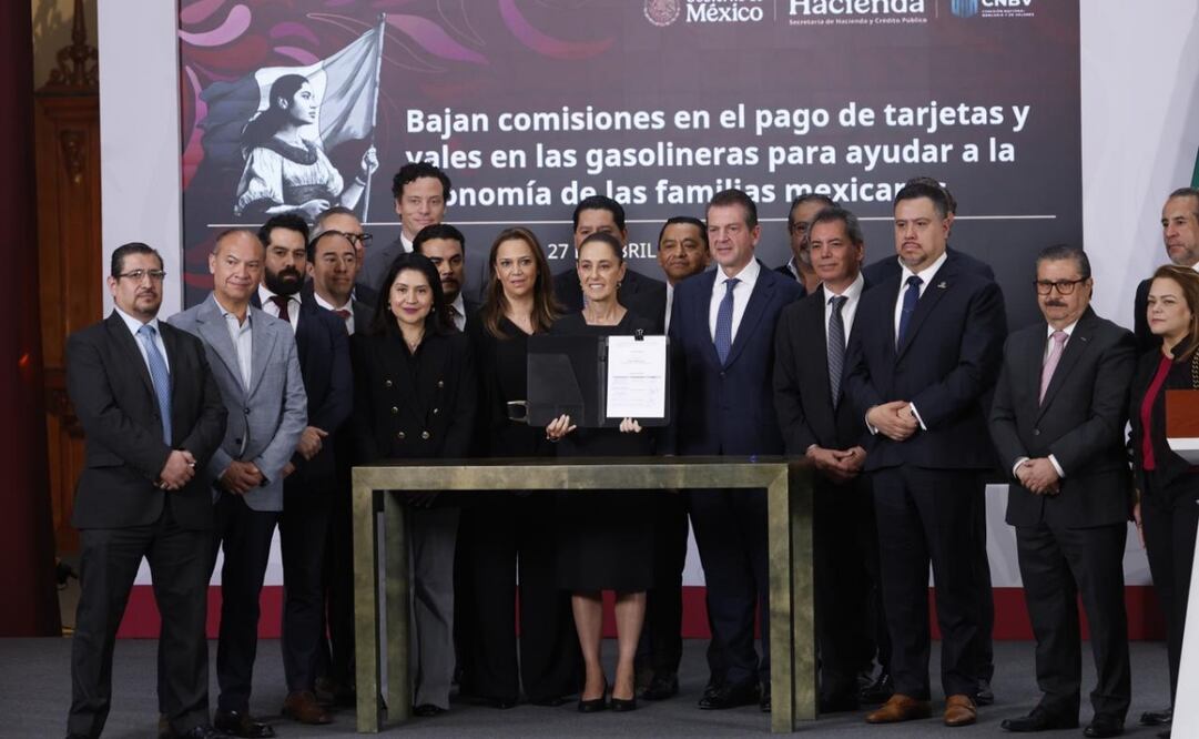 Claudia Sheinbaum en la firma del acuerdo con la ABM, para disminuir el costo de comisiones en gasolineras. Foto: Diego Simón / EL UNIVERSAL