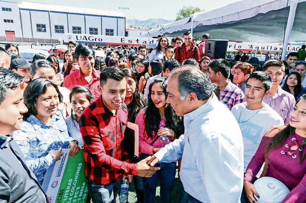 El gobernador Héctor Astudillo se comprometió a ayudar a los estudiantes.