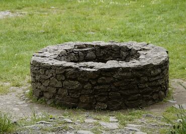 La escalofriante historia de los 'Niños Verdes de Woolpit' que salieron de un pozo