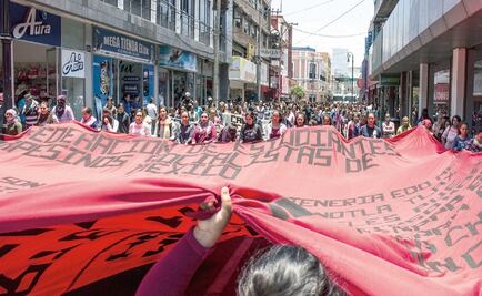 Normalistas liberan autobuses robados en Michoacán
