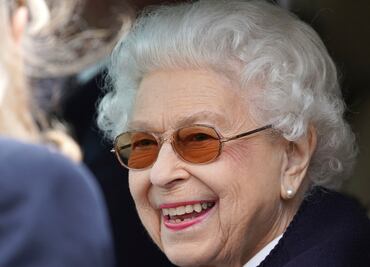 Reina Isabel II asiste a competencia en Windsor en la que compiten sus caballos