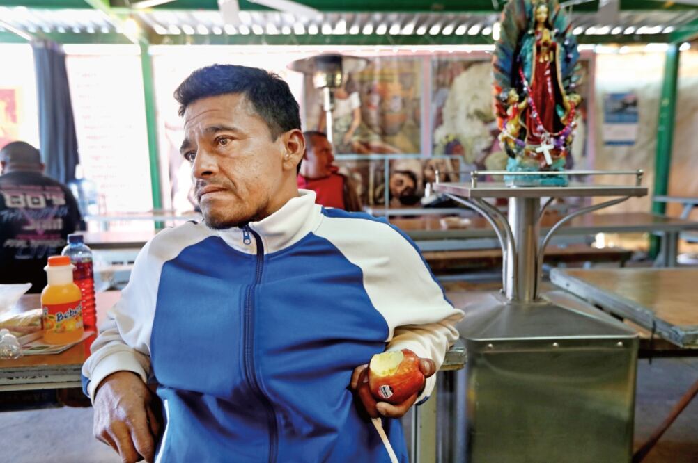 Ricardo no quiere volver a su casa en Nayarit con las manos vacías, porque su deseo era regresar de Estados Unidos con dinero para comprar un auto o poner una tienda. (VALENTE ROSAS)