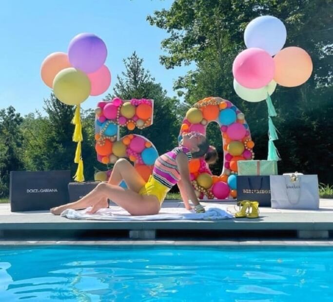 Thalía celebra sus 50 años en colorido traje de baño