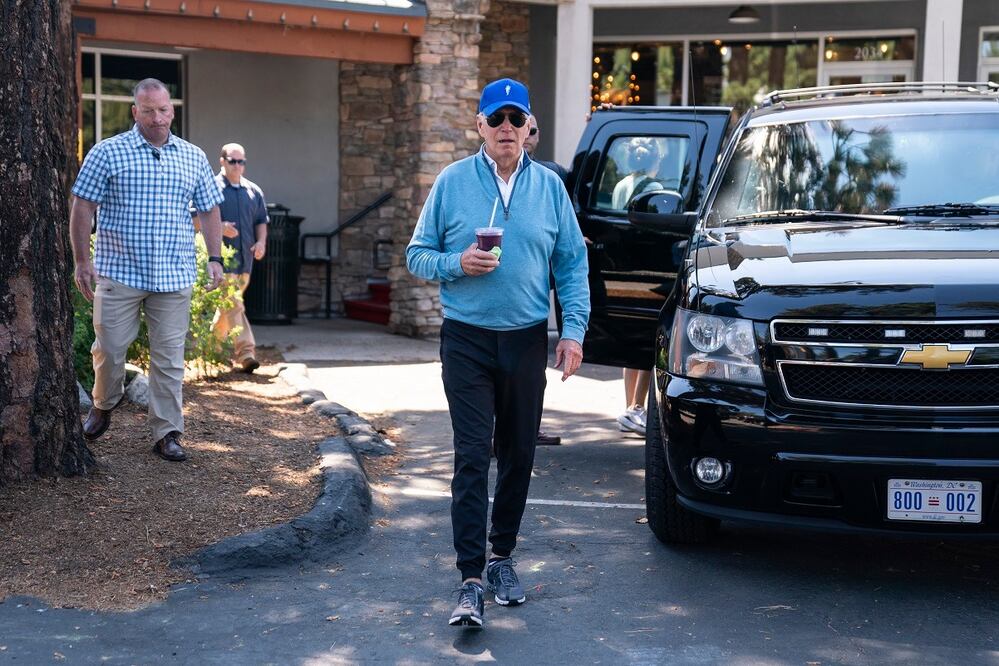 El presidente Joe Biden habló con los medios tras hacer ejercicio, en South Lake Tahoe, California, donde pasa sus vacaciones. FOTO:  EVAN VUCCI. AP