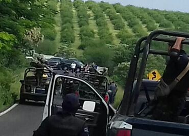 Bloquean ex autodefensas carretera en Michoacán