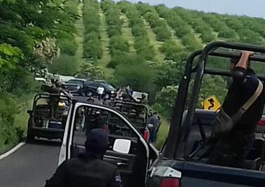 Bloquean ex autodefensas carretera en Michoacán