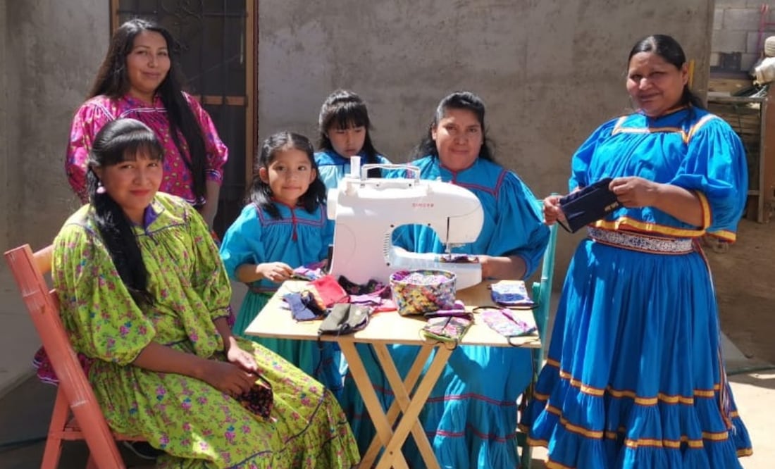Las artesanas contribuyen con su sabiduría en el textil para hacer de esta contingencia algo más llevable. Foto: Gobierno Estado de Chihuahua