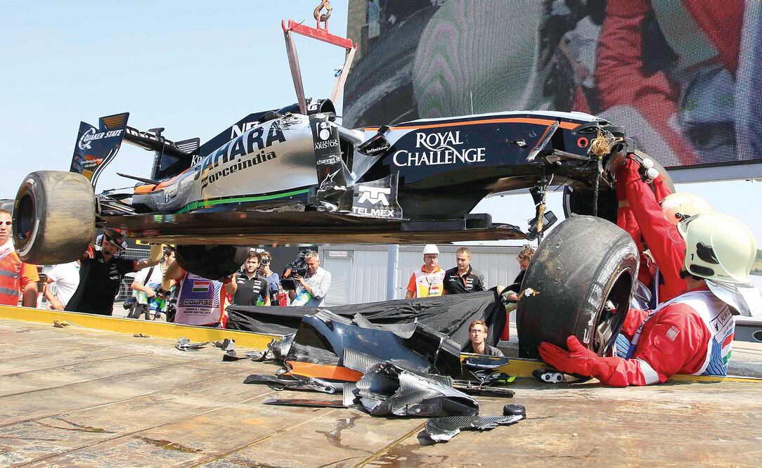 El bólido de ‘Checo’ quedó de cabeza y sufrió graves daños; el piloto reconoció que se asustó mucho y lo único que quería era salir; Force India analizará a detalle qué causó el accidente (BERNADETT SZABO. REUTERS)