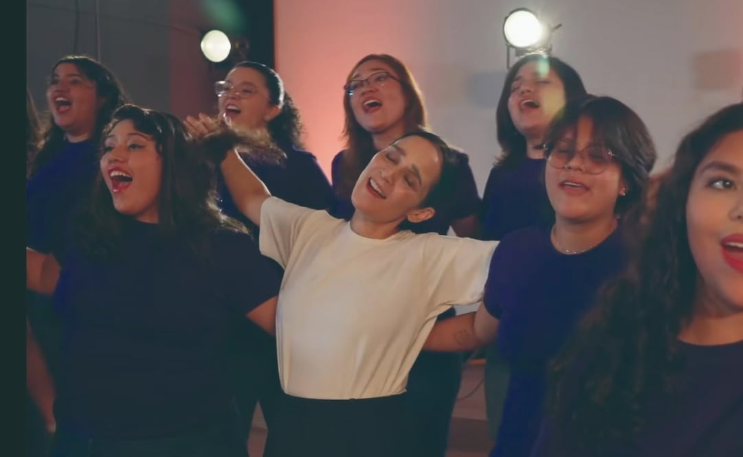 Canta junto al Coro del Conservatorio Nacional de Música de México. Foto: YouTube