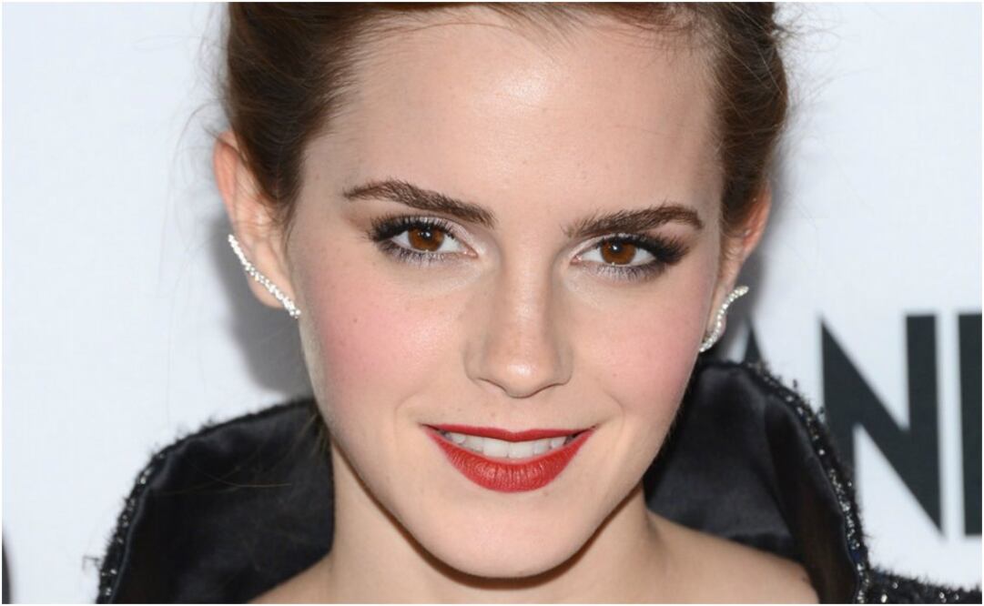 La actriz franco-británica Emma Watson lleva un lipstick mate con leve tendencia al naranja que acentúa sus finas facciones
