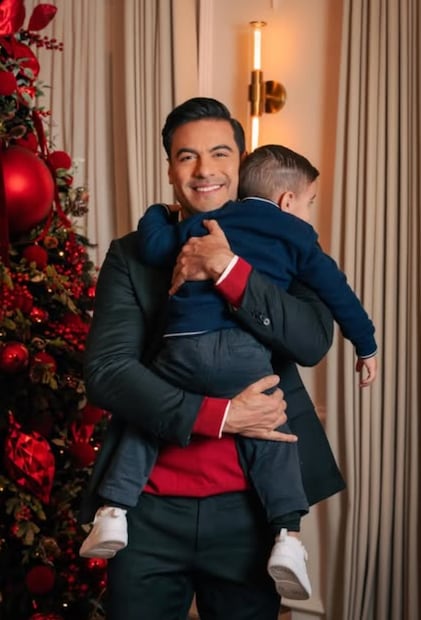 Carlos Rivera con su hijo León en Navidad 2025.