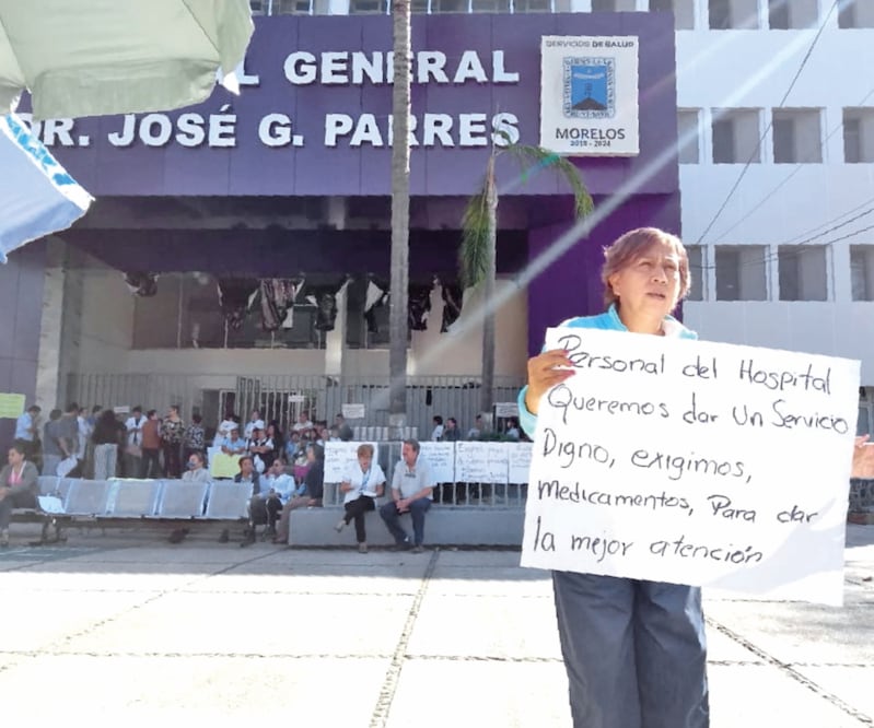 Unos 5 mil trabajadores de diversos hospitales y centros de salud iniciaron ayer una protesta de brazos caídos en demanda de pagos atrasados. Foto: CORTESÍA