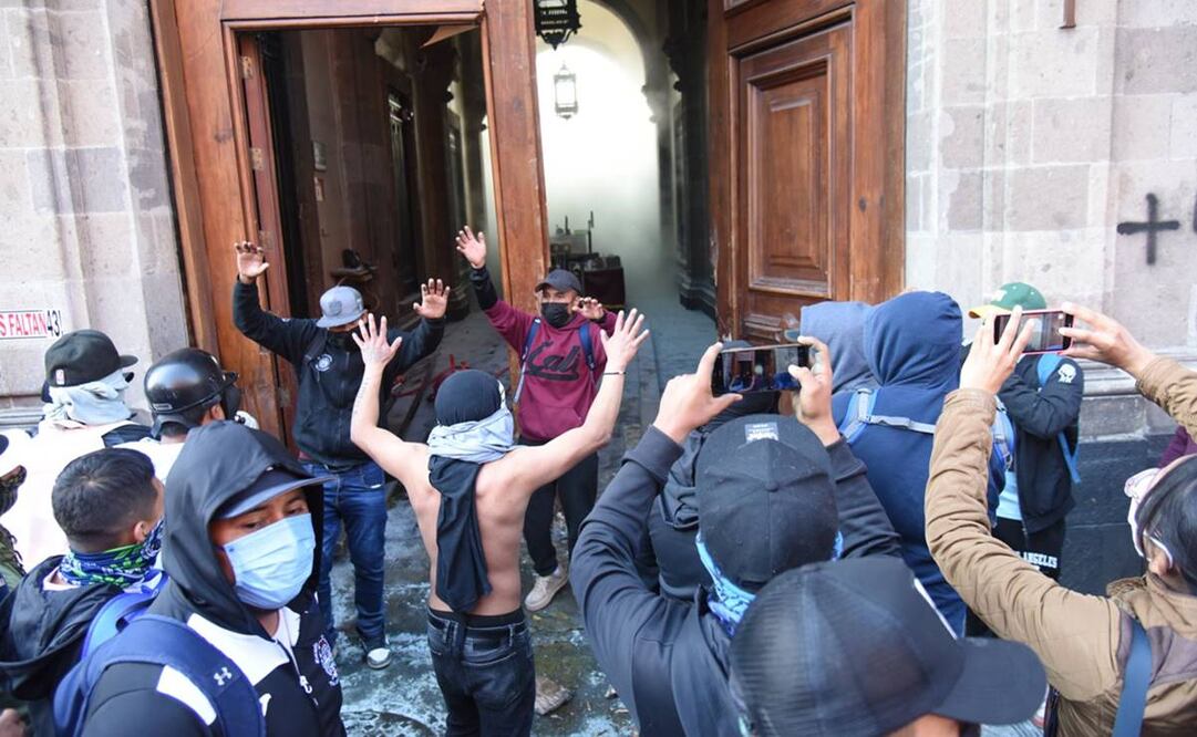 Por casi 10 años, los familiares de las víctimas y los normalistas han exigido “justicia y castigo” para los responsables. Foto: Salvador Cisneros / EL UNIVERSAL