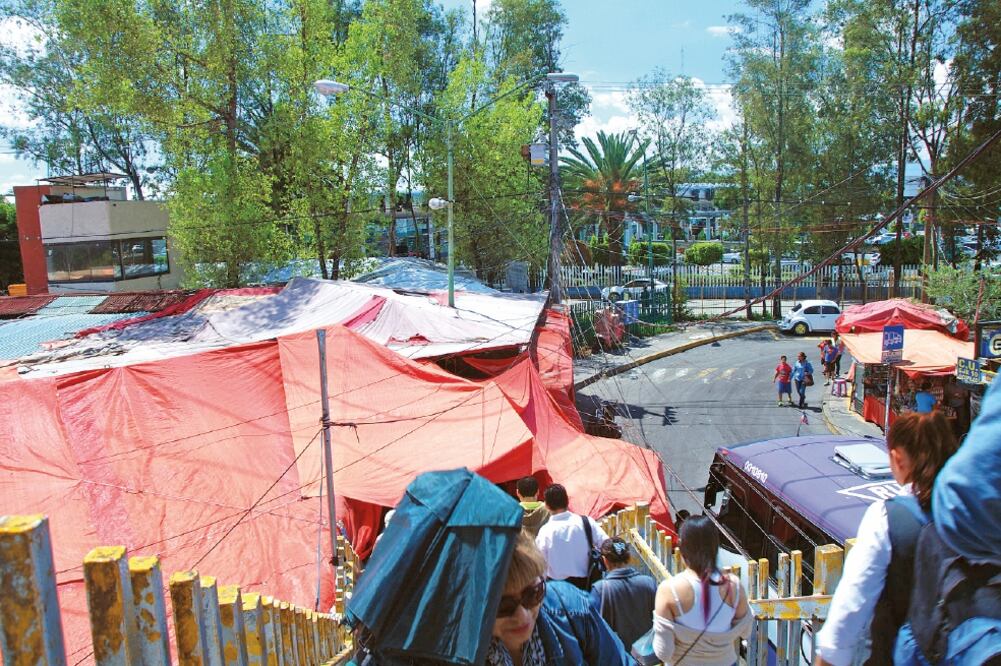 La distribución de rutas de micros y RTP son laberintos que confunden y que en diversas ocasiones son lugares donde se ofertan drogas como la marihuana (SALVADOR CORONA. EL UNIVERSAL)