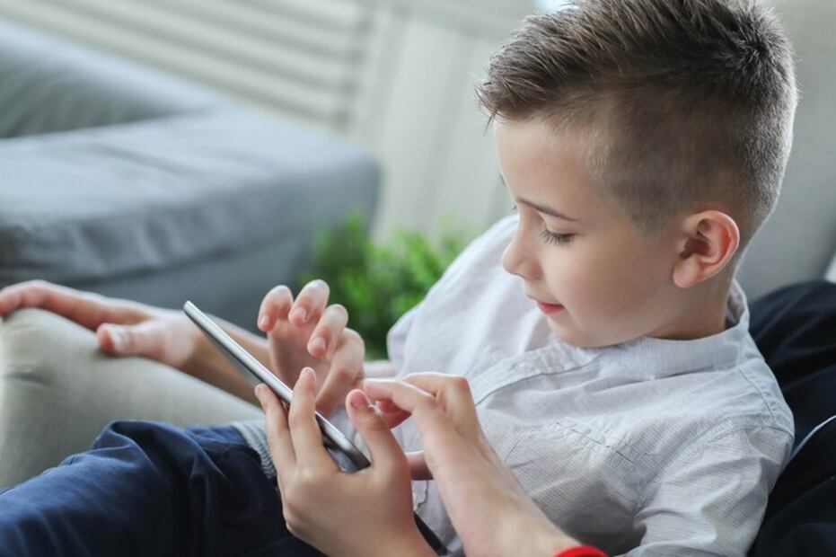 Advertencia sobre los niños y los celulares. Fuente: Freepik