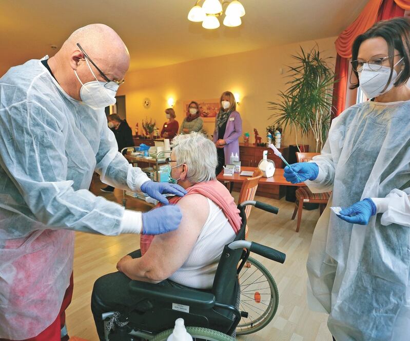 En Halberstadt, Alemania, se aplicaron las primeras vacunas contra el coronavirus en una residencia de ancianos. Foto: AP