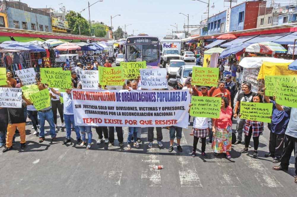 Un grupo de comerciantes se reunió sobre Eje 1 Norte y estuvo acompañado por la diputada federal de Morena y dirigente de vendedores ambulantes, María Rosete, quien pidió una reunión con el secretario de Seguridad Ciudadana. Foto: CUARTOSCURO