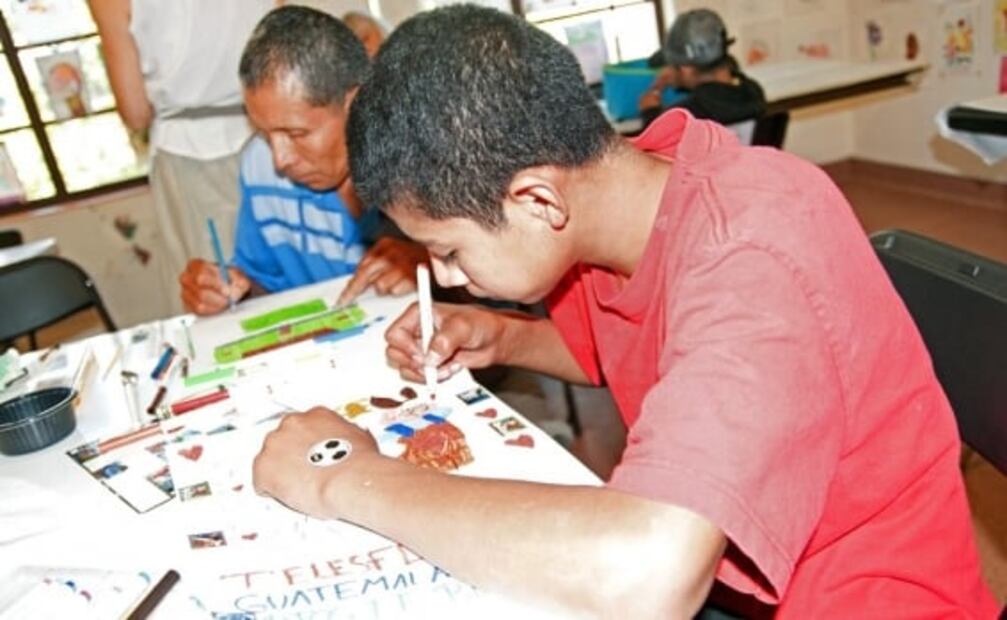 Miedo y esperanza: los dibujos de niños migrantes detenidos en EU