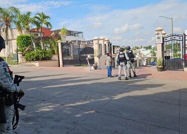 Elementos federales catean dos residencias en Culiacán; aseguran armas, dinero y cuatro autos