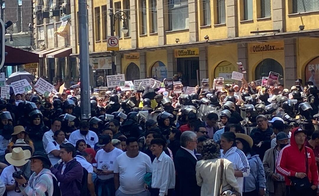 Choque de posturas en el Congreso de CDMX; manifestantes a favor y en contra de las corridas de toros. Foto: Omar Díaz