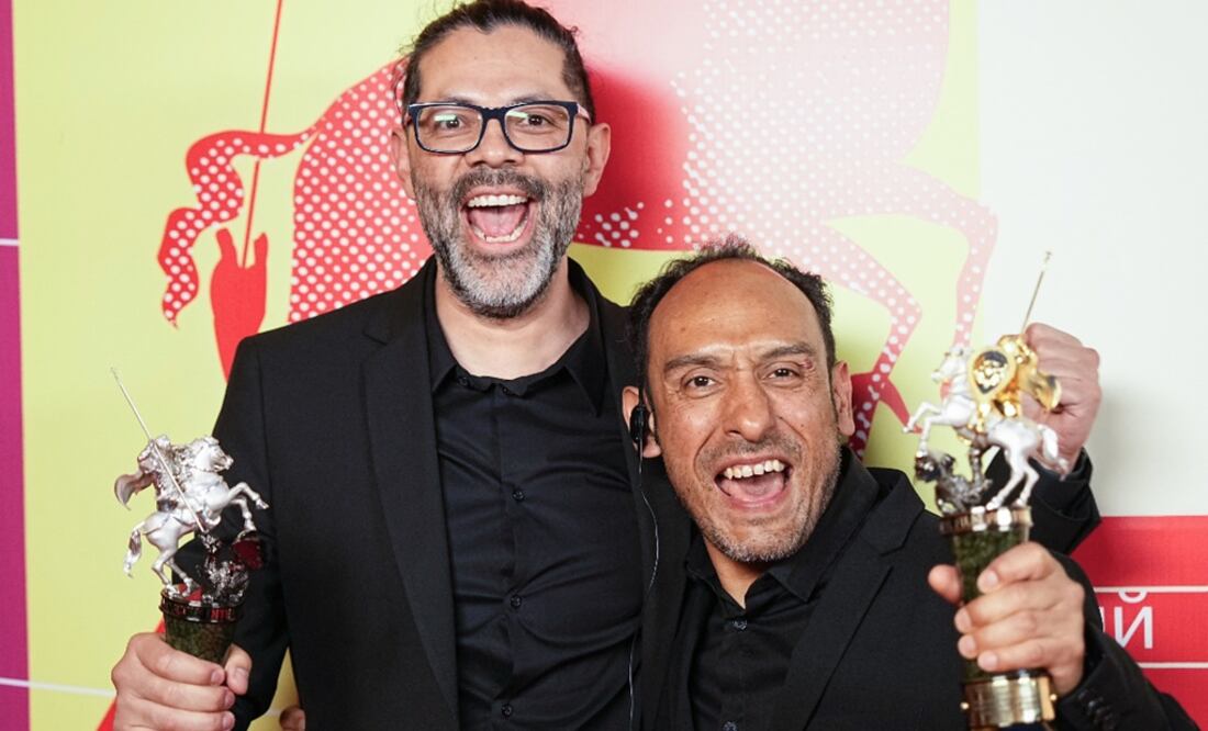 El director mexicano Miguel Salgado, derecha, y Alfredo Mendoza, actor y guionista. Foto: AP/Alexander Zemlianichenko.