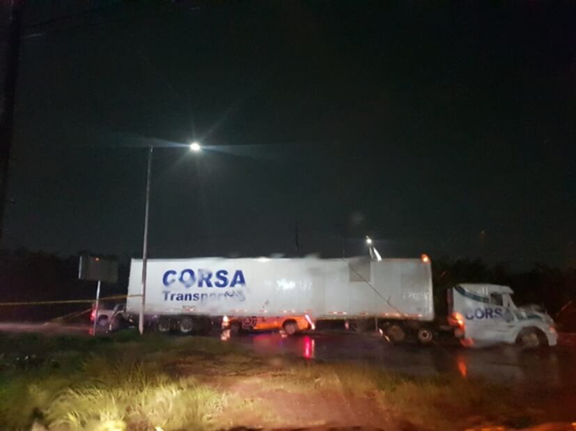 Mueren cuatro jóvenes en NL por choque con vehículo pesado