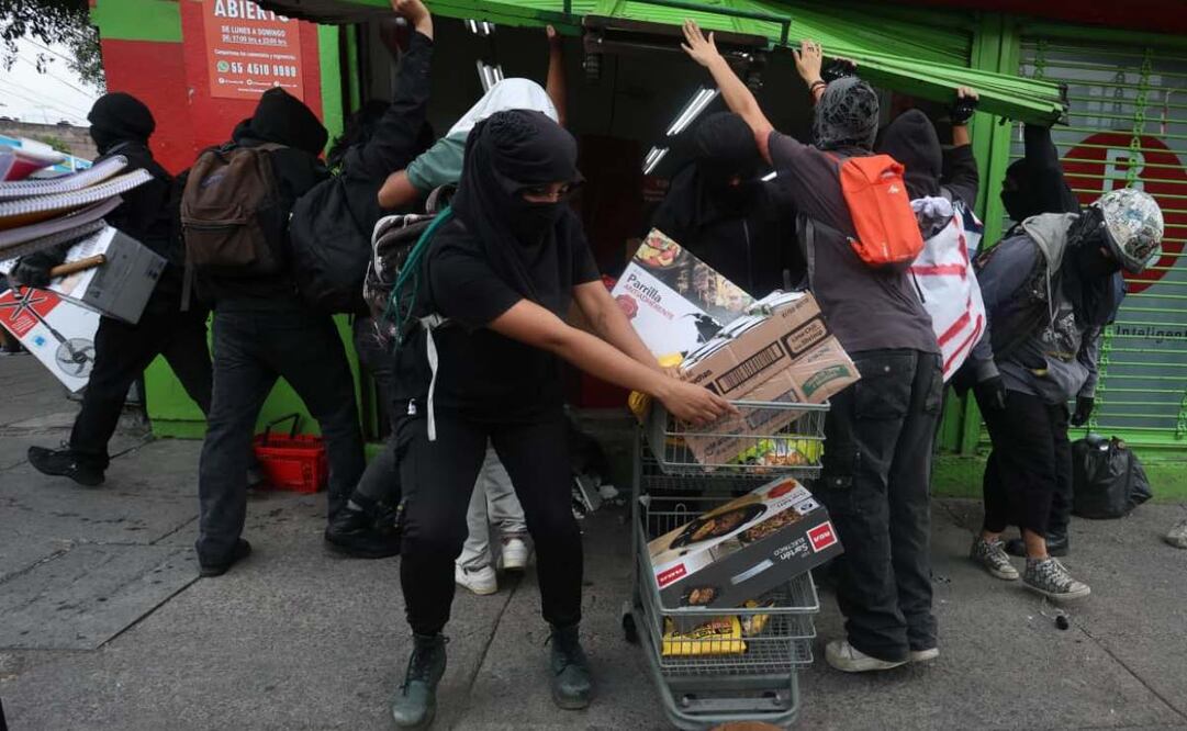 Comerciantes del Centro Histórico condenan actos vandálicos del "bloque negro" durante la marcha del 2 de octubre.
Foto: Luis Camacho/ EL UNIVERSAL