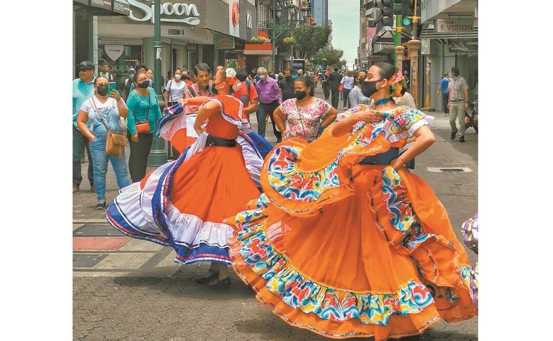 Costarricenses bailan música folclórica en el centro de San José como parte de los actos por el bicentenario de la Independencia. Foto: CORTESÍA CHEPETOWN DE COSTA RICA