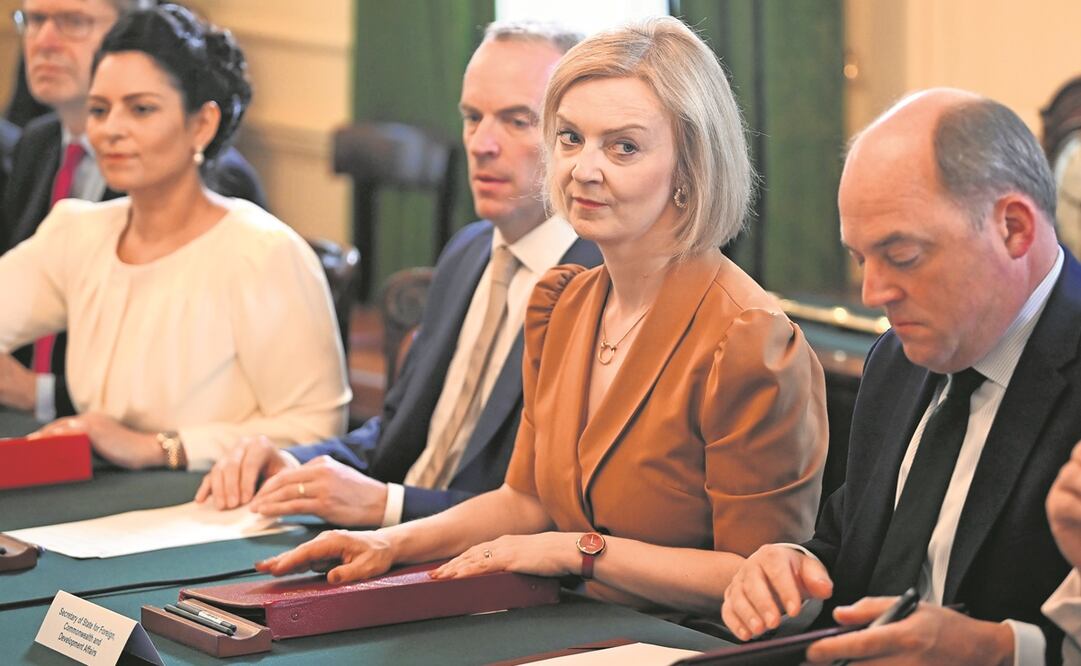 La ministra británica de Exteriores y candidata al liderazgo del Partido Conservador, Liz Truss (centro), ayer en Downing Street en Londres.