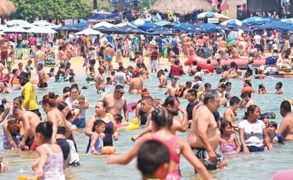 Miles llegan a Acapulco “a sacudirse el estrés”